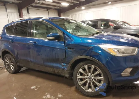 2017 Ford Escape Titanium z USA, uszkodzony, nr VIN 1FMCU9JD2HUC17878